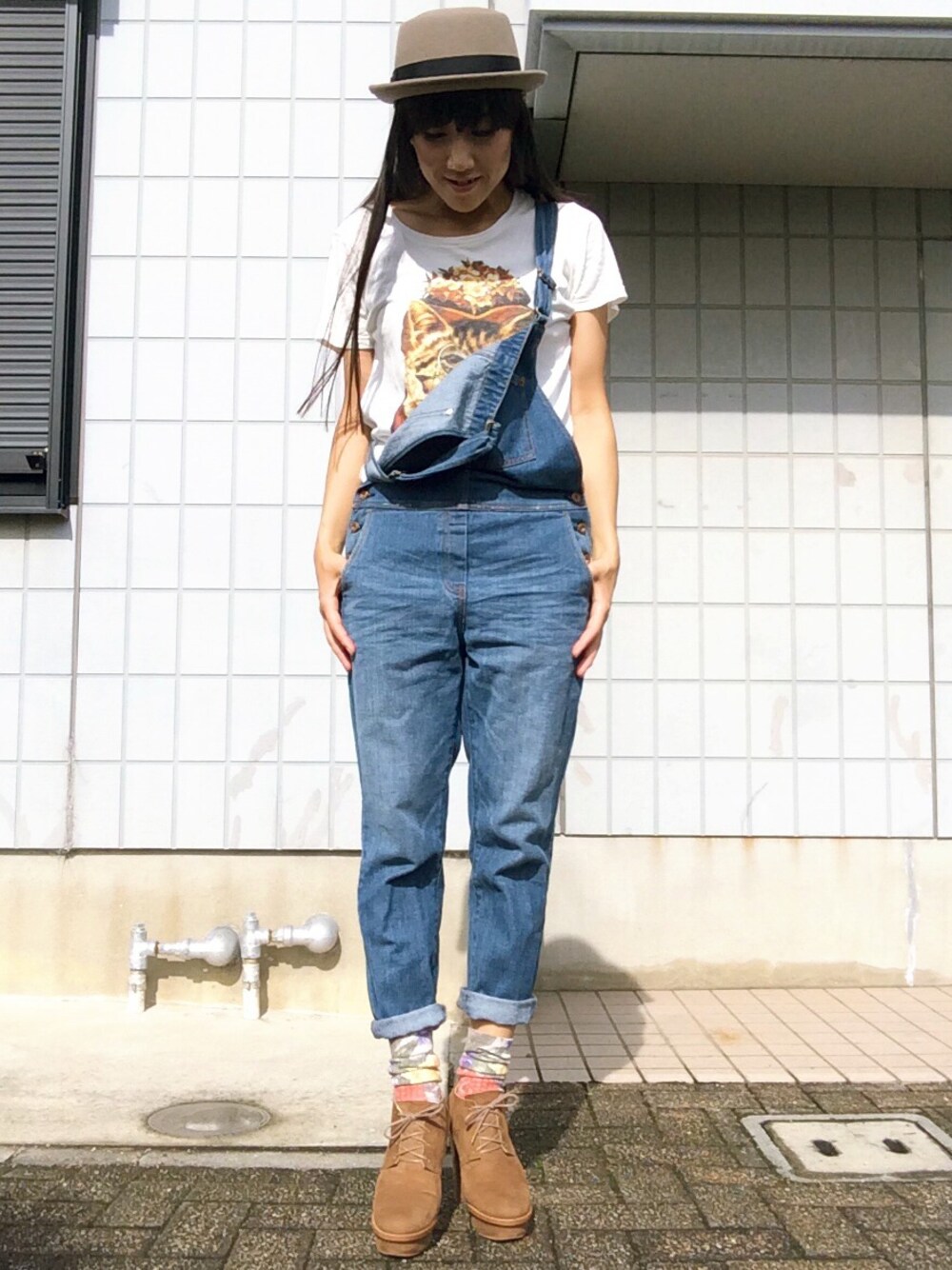 「アニマルＴシャツ、オーバーオール、ハット、ブーティ、ソックス、ソックスコーデ、サロペット、イラストT、ナイオバ908祭、フェルトハット」｜「BEAUTY&YOUTH UNITED ARROWSのネコTシャツ（Tシャツ/カットソー、ホワイト系）」を使った、KIYOKOHさん（レディース・163cm）の秋コーディネートの1枚目の写真