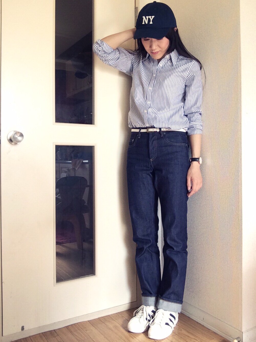 「デニム、キャップ、superstar80's、ストライプシャツ、スポーツミックス、腕時計、シンプル、プレッピー」｜「SHIPS for womenのNY キャップ（キャップ、ブルー系）」を使った、KIYOKOHさん（レディース・163cm）の春コーディネートの1枚目の写真