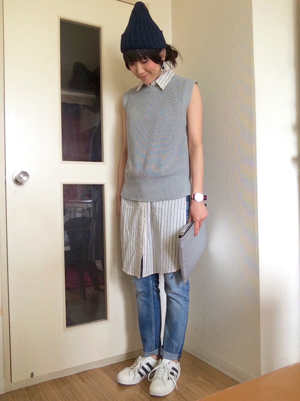 「ロングシャツ、ストライプ、ニットキャップ、ダメージデニム、ベスト×シャツ、ニットベスト、クラッチバッグ、superstar80's、メタリック、若作りサークル」｜「LEUCHTFEUERの【sweet 4月号掲載】LEUCHTFEUER / リブ ワッチキャップ 15SS（ニットキャップ/ビーニー、ブルー系）」を使った、KIYOKOHさん（レディース・163cm）の夏コーディネートの1枚目の写真