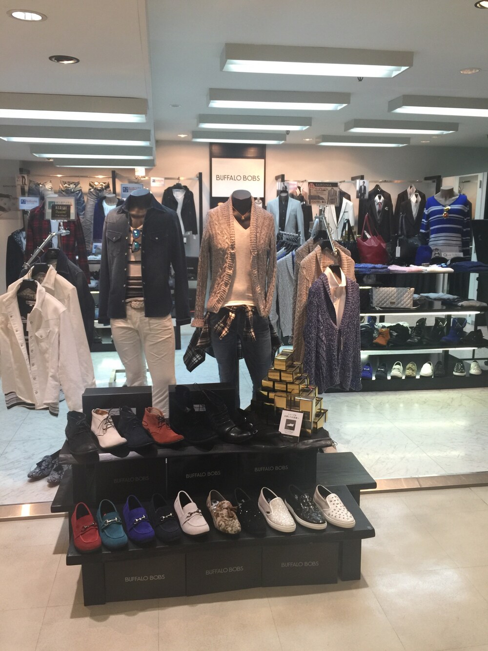 ホワイト系のニット/セーター、ブルー系のデニムジャケットを着用したメンズの春コーディネートの1枚目の写真