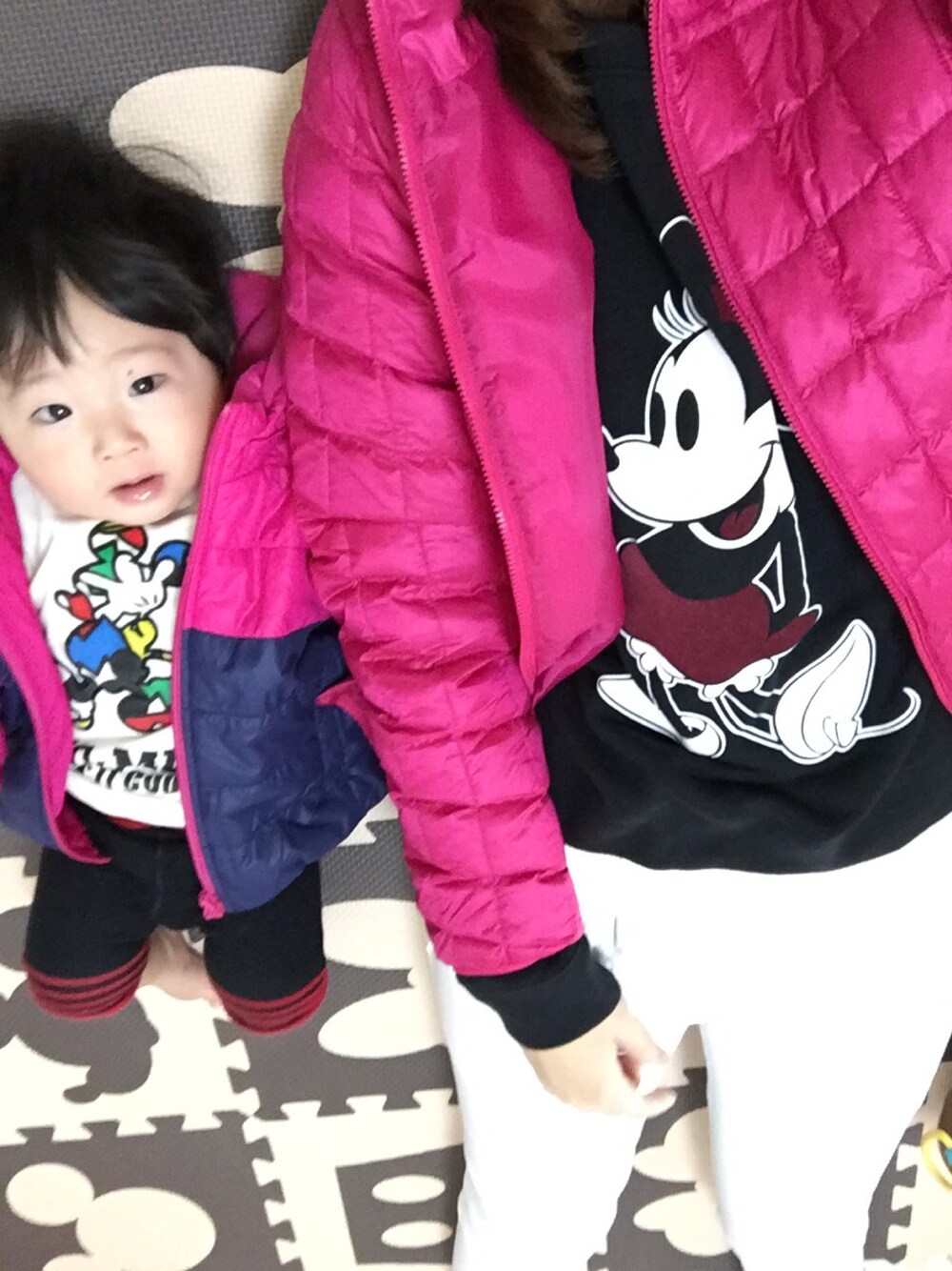 「親子コーデ、お揃いコーデ、リンクコーデ、ウルトラライトダウン、UNIQLO、親バカ部、男の子ママ、生後6ヶ月、生後半年」｜「UNIQLOのアイテム（ダウンジャケット/コート、ピンク系）」を使った、お餅くんさん（キッズ・70cm）の冬コーディネートの1枚目の写真