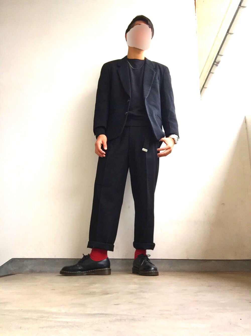 ブラック系のジャケット/アウター、ブラック系のスウェット、ブラック系のスラックスを着用したメンズの秋コーディネートの1枚目の写真