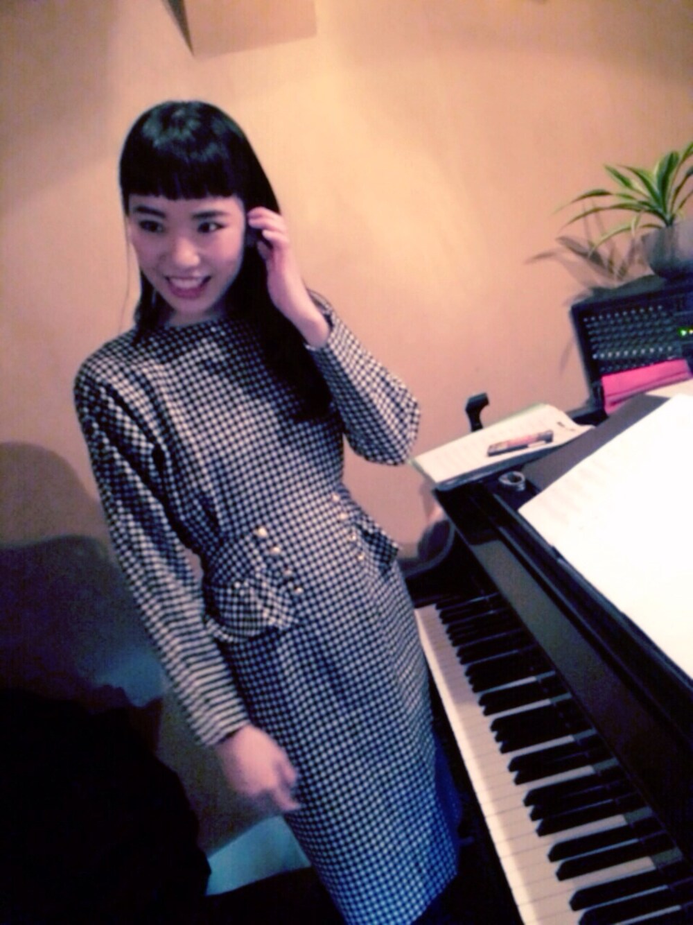 「vintage、80s、ギンガムチェック、ワンピース、ドルマンスリーブ、ぺプラム」｜「VINTAGEのアイテム（ワンピース、ブラック系）」を使った、MARIETAKEDAさん（レディース・170cm）の冬コーディネートの1枚目の写真