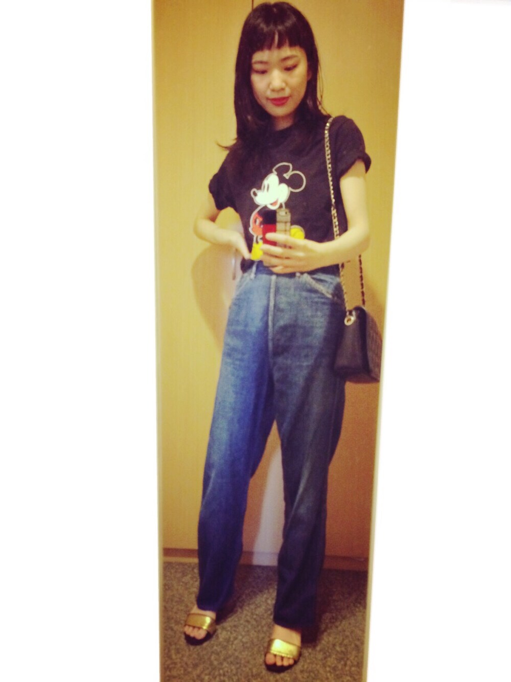 「古着、デニム、vintage、Tシャツ、ミッキー、ゴールド、MOSCHINO、MARNI」｜「VINTAGEのアイテム（デニムパンツ、ブルー系）」を使った、MARIETAKEDAさん（レディース・170cm）の春コーディネートの1枚目の写真