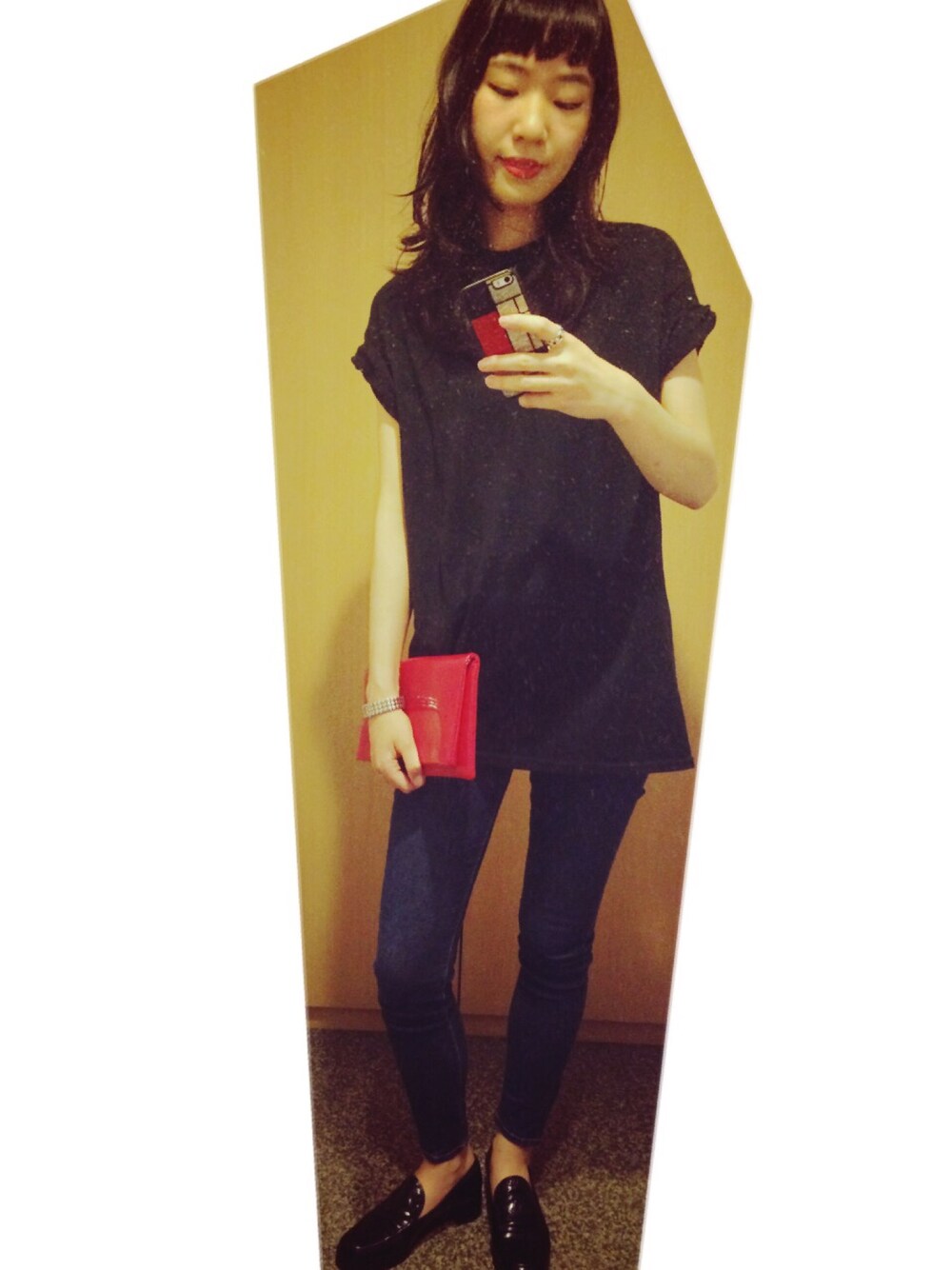 「vintage CHANEL、used、クラッチバッグ、カジュアル、Tシャツ、American Apparel、Adam et Rope'、デニム」｜「USEDのアイテム（Tシャツ/カットソー、ブラック系）」を使った、MARIETAKEDAさん（レディース・170cm）の春コーディネートの1枚目の写真