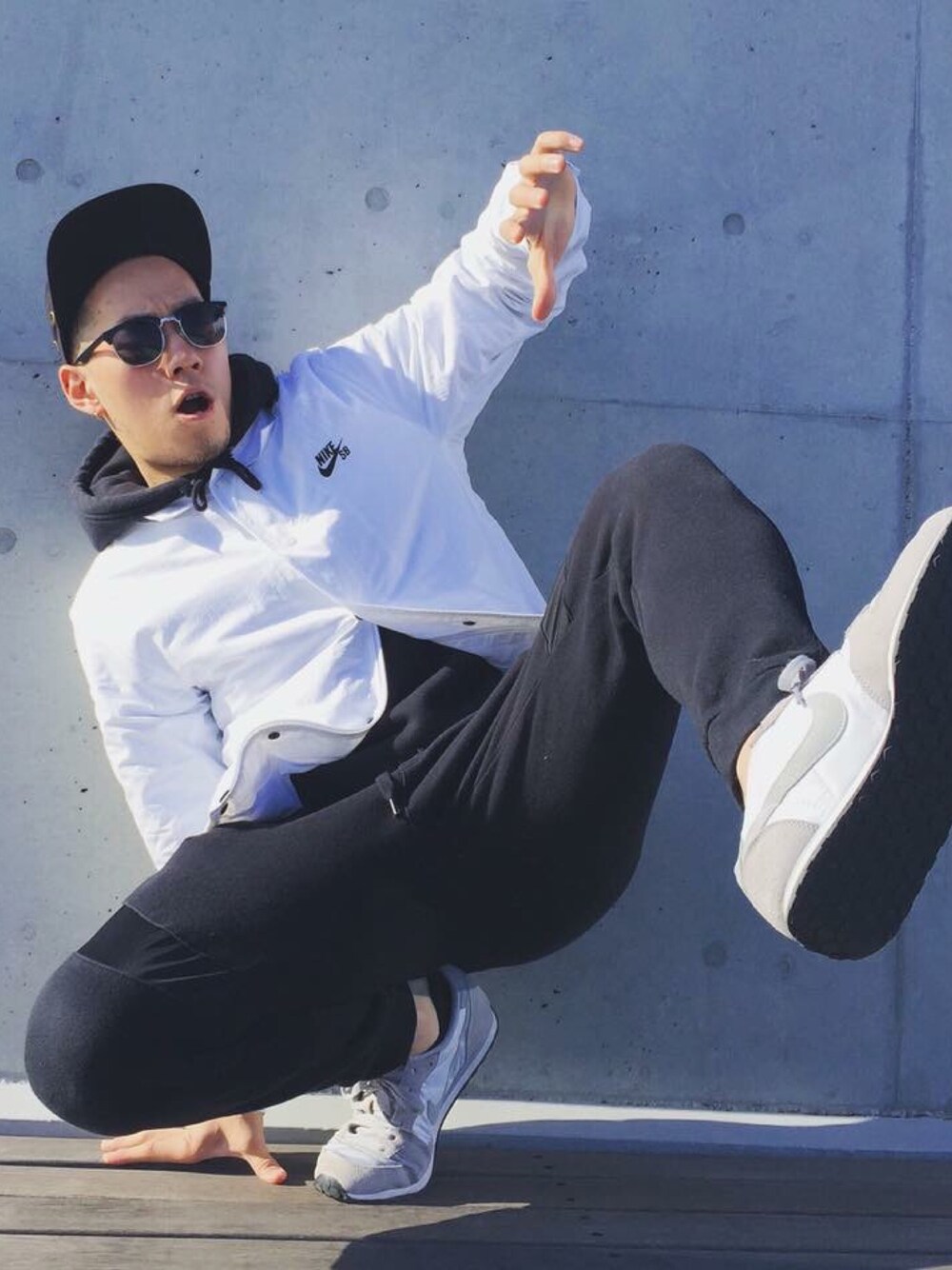 「NIKE、nike sb 、black and white、rooftop、model、dancer、YOH」｜「NIKEのアイテム（スニーカー、グレー系）」を使った、YOHさん（メンズ・175cm）の秋コーディネートの1枚目の写真