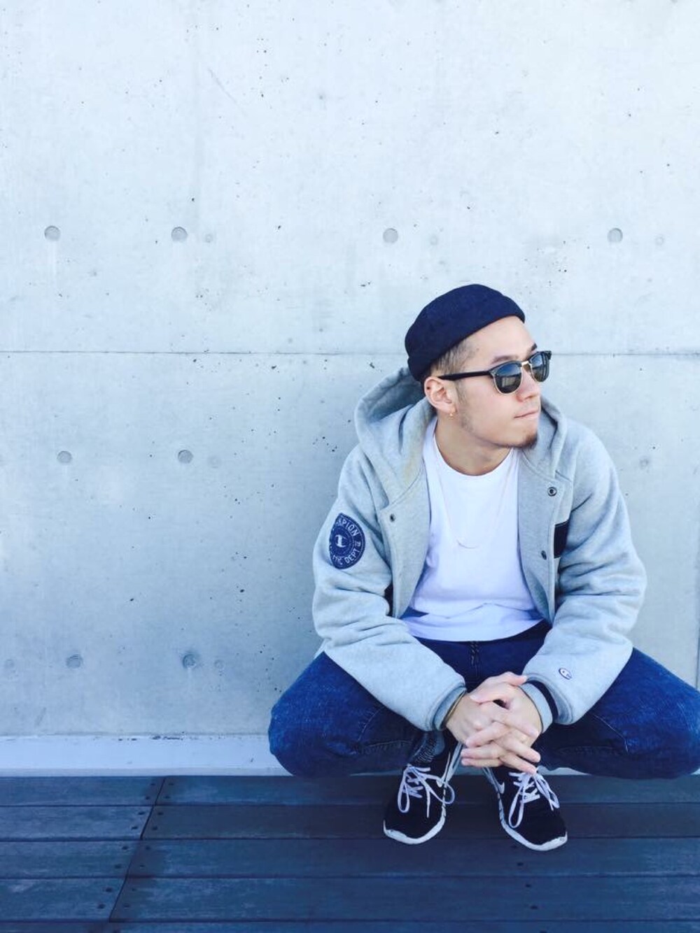 「Champion、パーカー、rooftop、NIKE、BETON CIRE、model、dancer、YOH、秋のコーデ」｜「BETON CIREのアイテム（ニットキャップ/ビーニー、ブルー系）」を使った、YOHさん（メンズ・175cm）の秋コーディネートの1枚目の写真