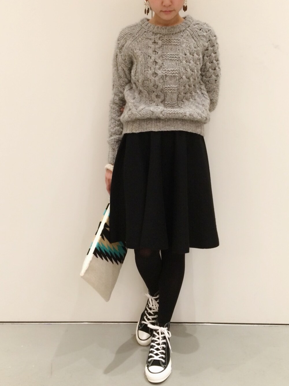 「sheta、ケーブルニット」｜「Shetaのケーブルハンドニット（ニット/セーター、グレー系）」を使った、Sheta staffさん（レディース・157cm）の冬コーディネートの1枚目の写真