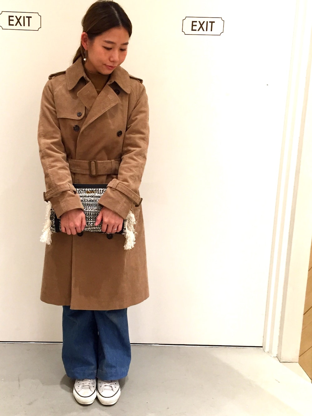 「sheta、shetastaff、トレンチコート、コーディロイ、クラッチバッグ、70's、アウター」｜「Shetaのライナー付きコーデュロイトレンチコート（トレンチコート、ベージュ系）」を使った、Sheta staffさん（レディース・157cm）の冬コーディネートの1枚目の写真