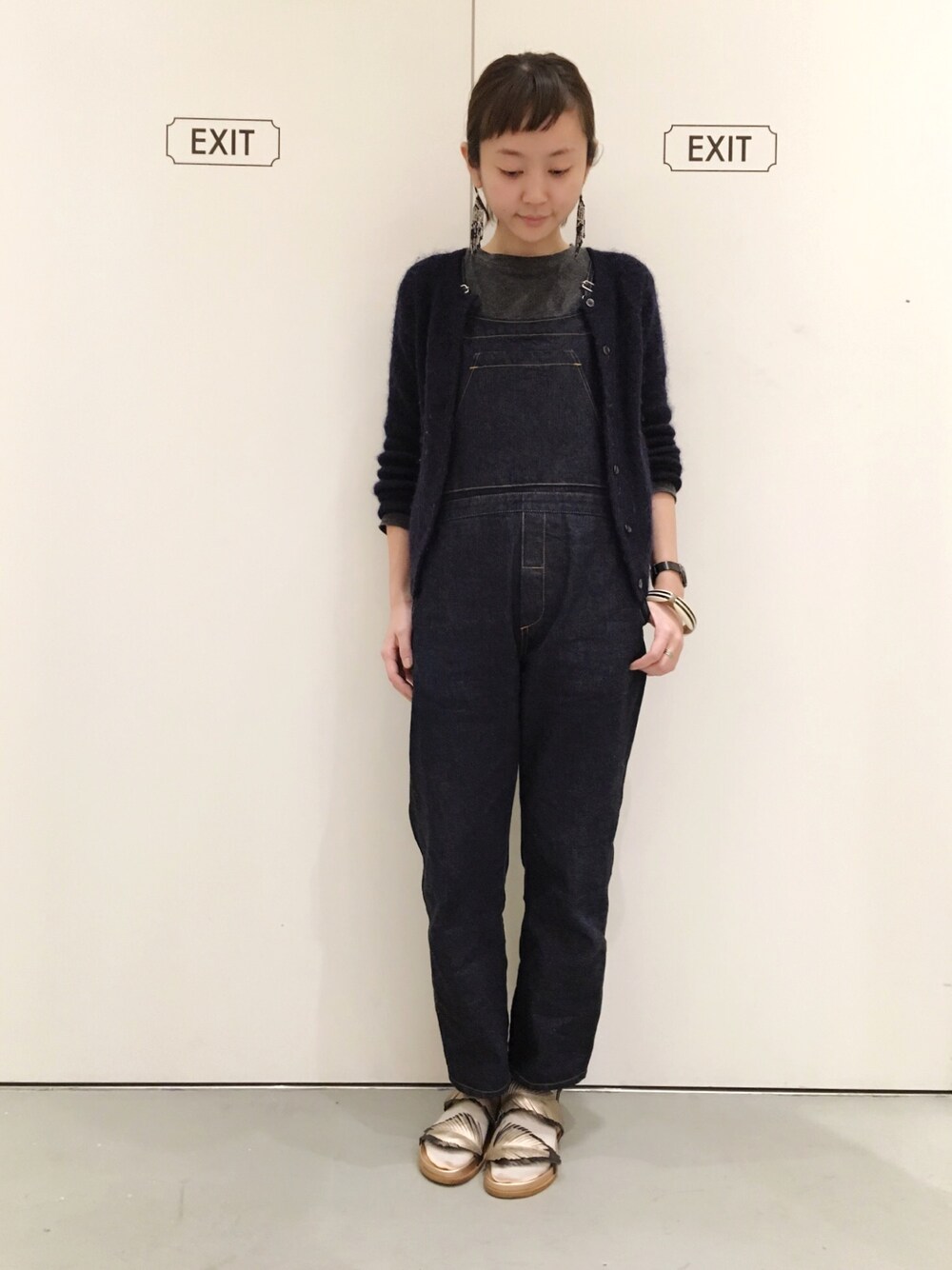 「sheta」｜「Shetaのボーイズオーバーオール（デニムパンツ、ブルー系）」を使った、Sheta staffさん（レディース・157cm）の冬コーディネートの1枚目の写真