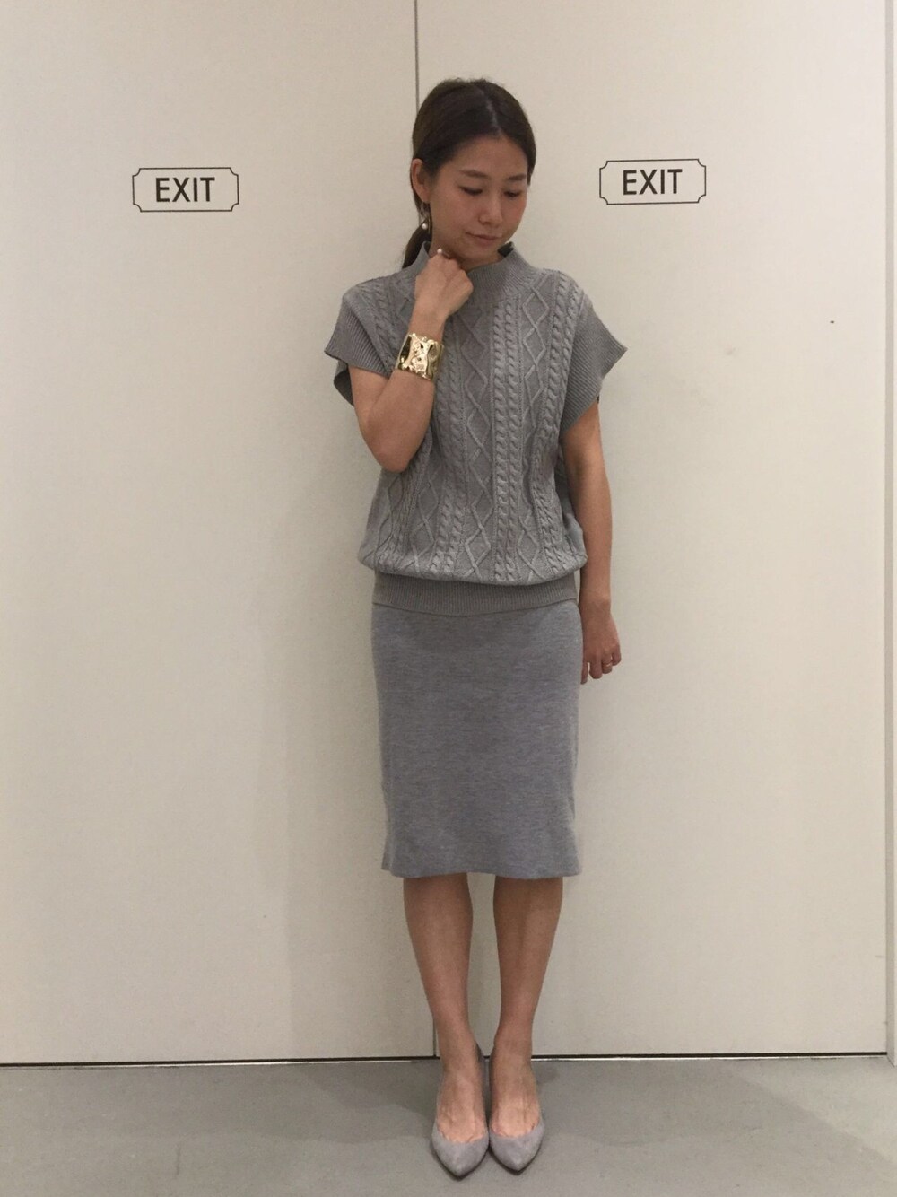「Shetaのアイテム（ニット/セーター、グレー系）」を使った、Sheta staffさん（レディース・153cm）の春コーディネートの1枚目の写真