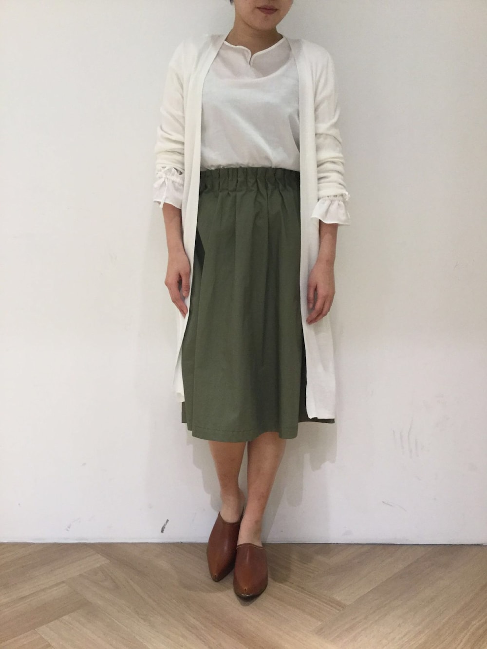 「Shetaのアイテム（カーディガン/ボレロ、ホワイト系）」を使った、Sheta staffさん（レディース・162cm）の春コーディネートの1枚目の写真