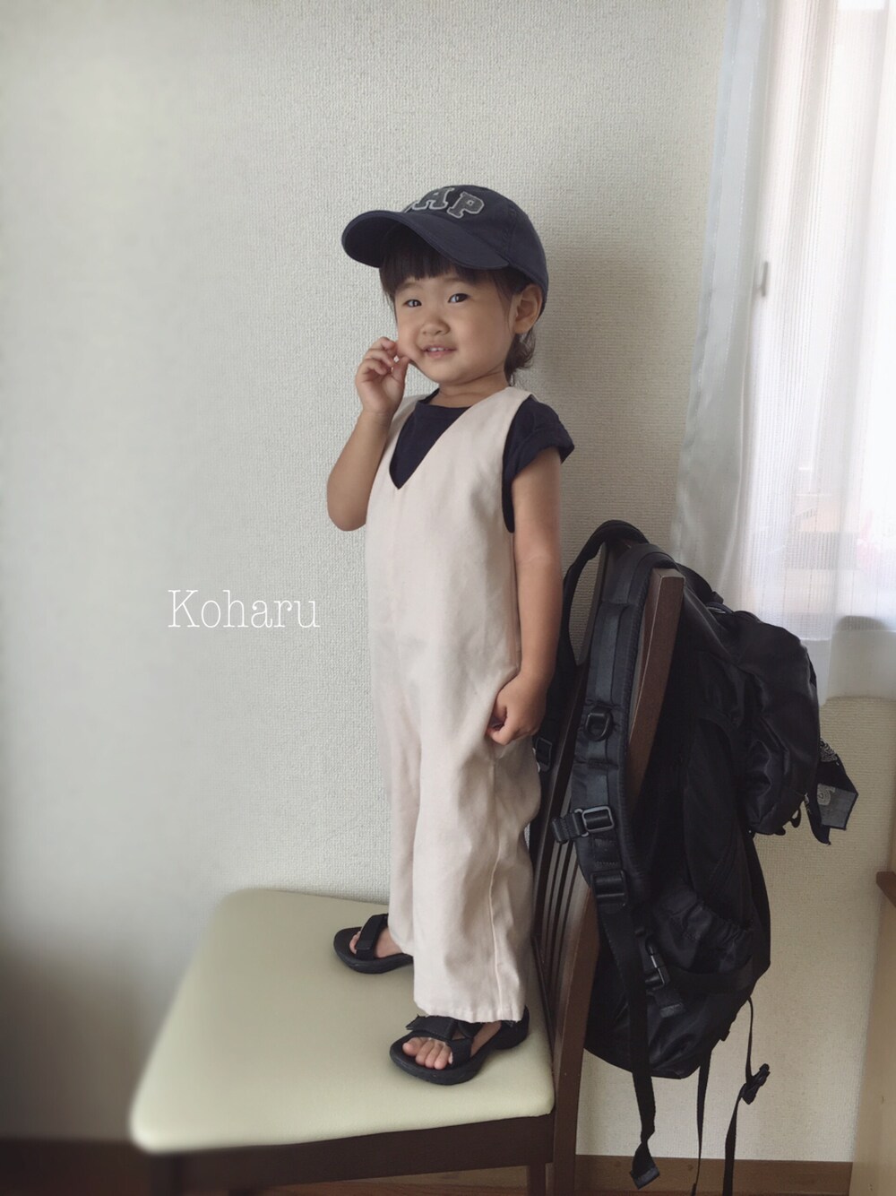 「ドラフトGAP、カジュアル、夏コーデ、キッズファッション、kidsfashion、キャップ、Tシャツ、オールインワン、スポーツサンダル、リュック」｜「babyGAPのアイテム（キャップ、ブルー系）」を使った、koharuさん（キッズ・80cm）の夏コーディネートの1枚目の写真