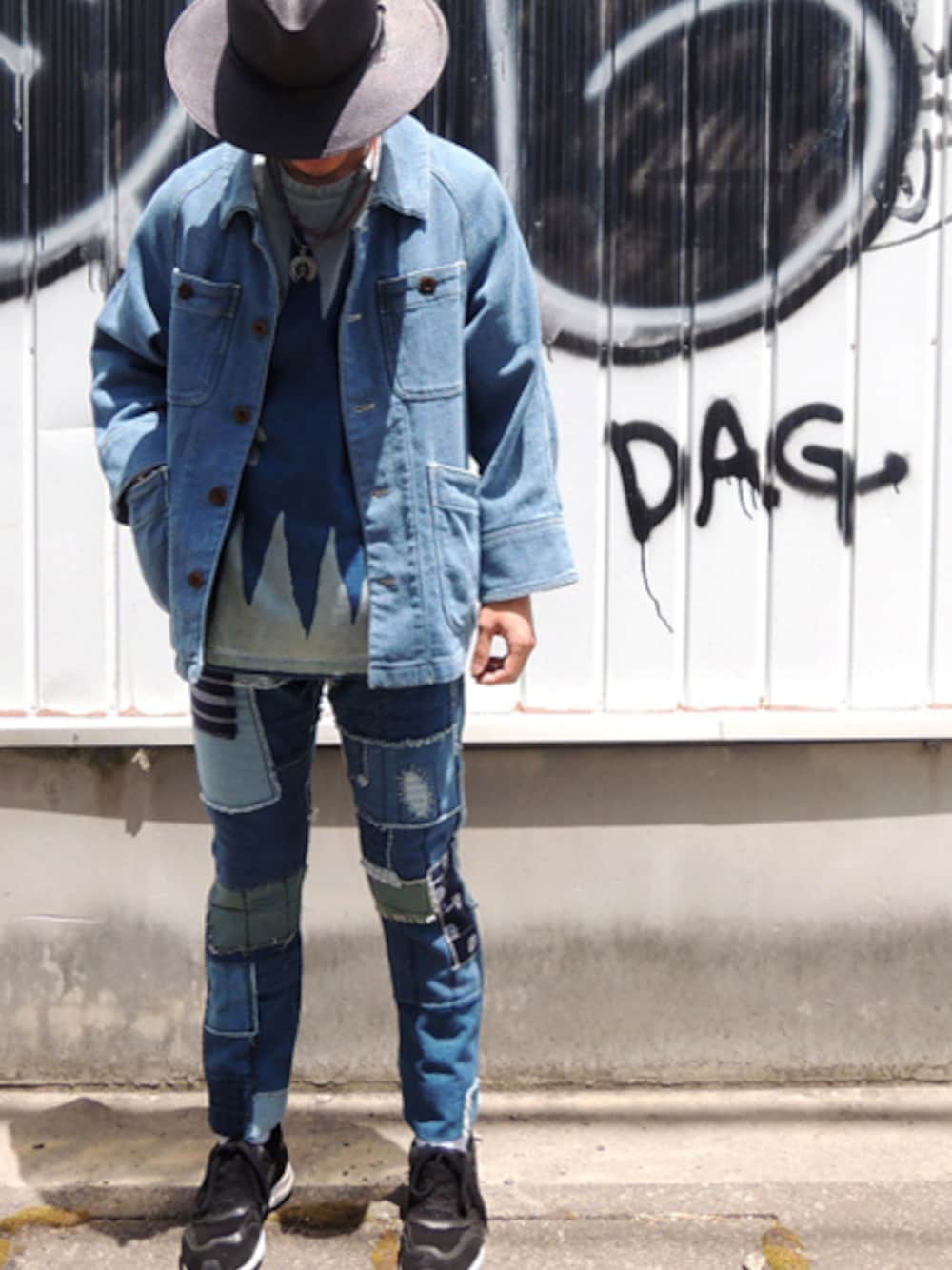 ブルー系のカバーオール、ブルー系のTシャツ/カットソー、ブルー系のデニムパンツを着用したメンズの夏コーディネートの1枚目の写真