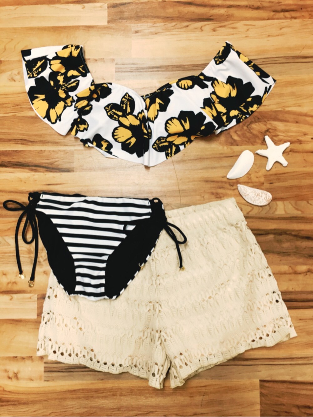 イエロー系の水着、ベージュ系の水着を着用したレディースの秋コーディネートの1枚目の写真