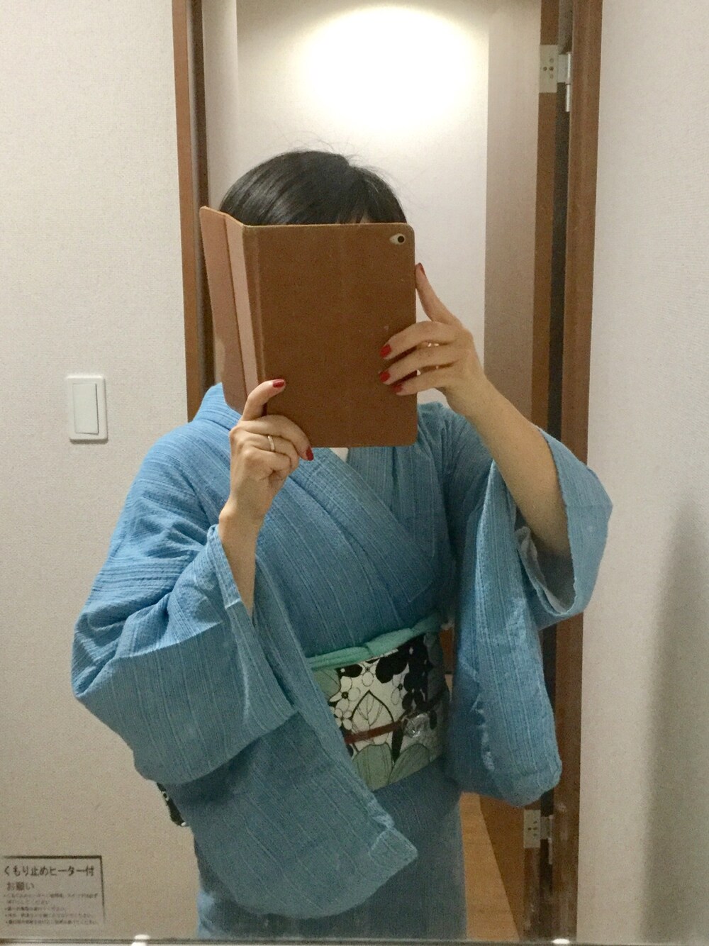 ブルー系の浴衣を着用したレディースの秋コーディネートの1枚目の写真