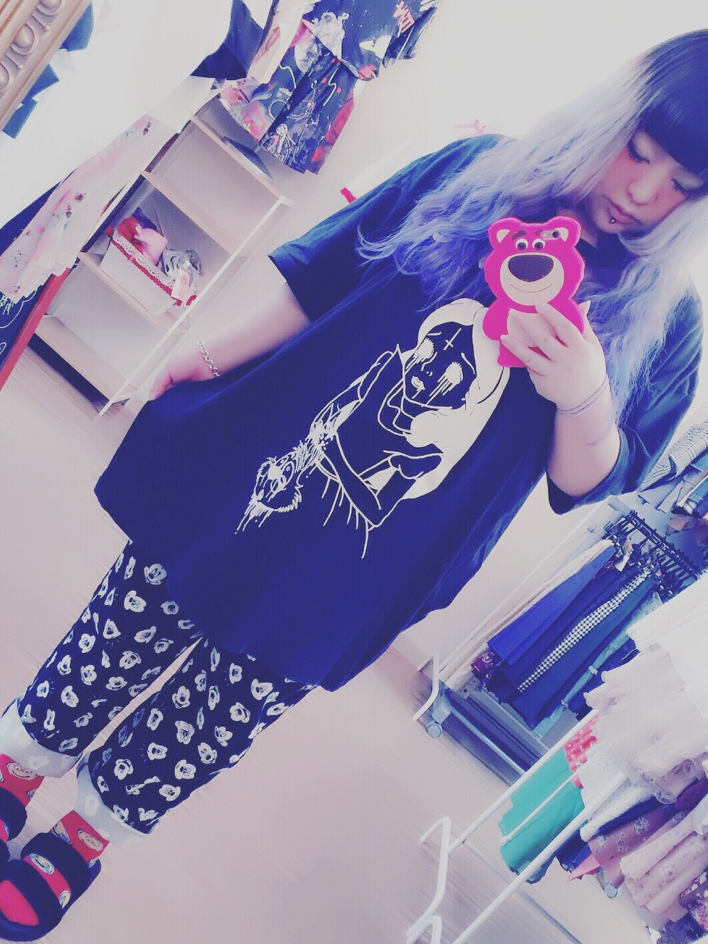 「LIBER OZのアイテム（Tシャツ/カットソー、ブラック系）」を使った、粥さん（レディース・150cm）の春コーディネートの1枚目の写真