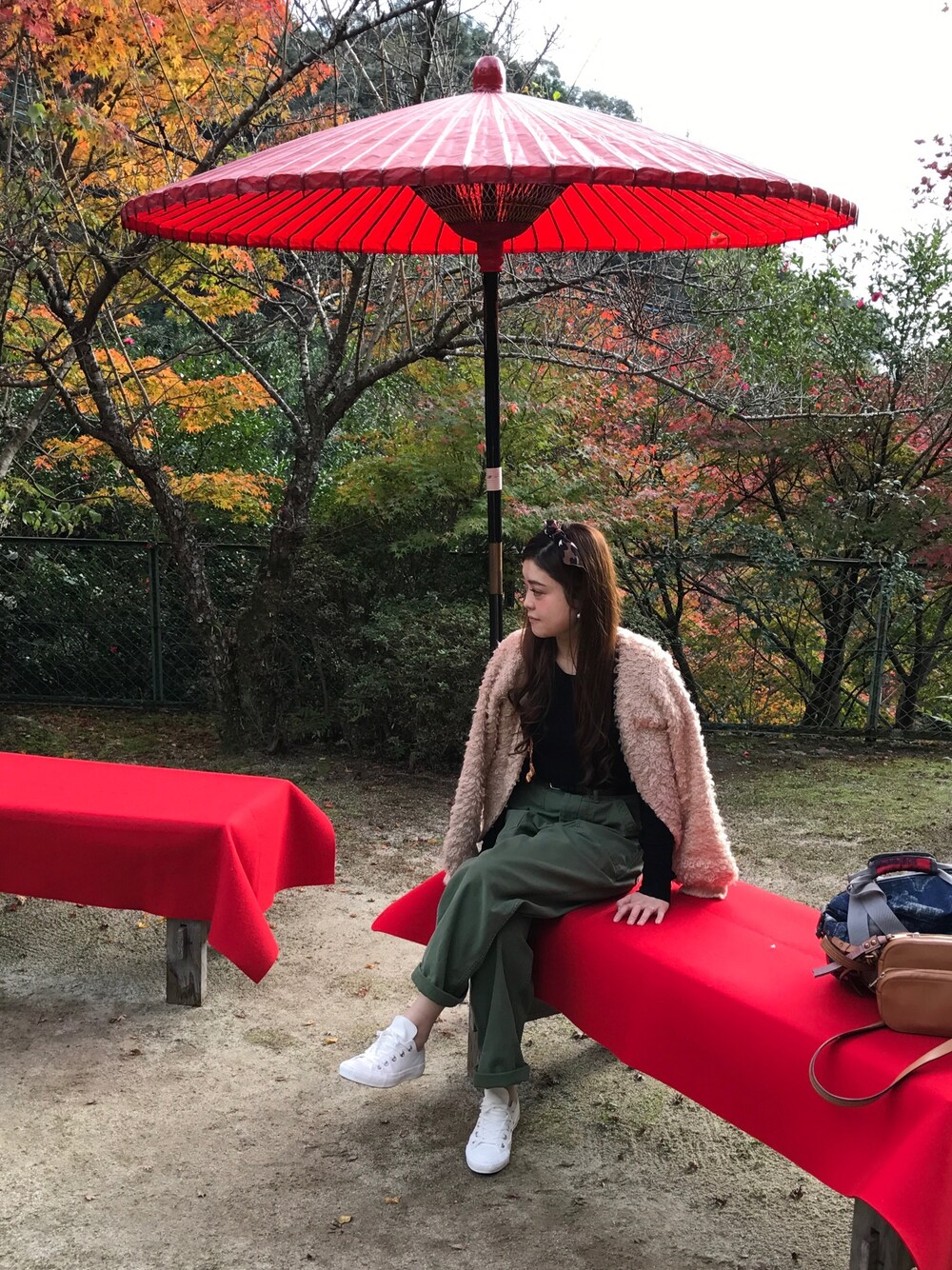 「ゆるコーデ、コンバース、ループカーディガン、紅葉、大人カジュアル」｜「TODAYFULのVintage カーゴパンツ（カーゴパンツ、グリーン系）」を使った、amicooocooo24さん（レディース・158cm）の秋コーディネートの1枚目の写真