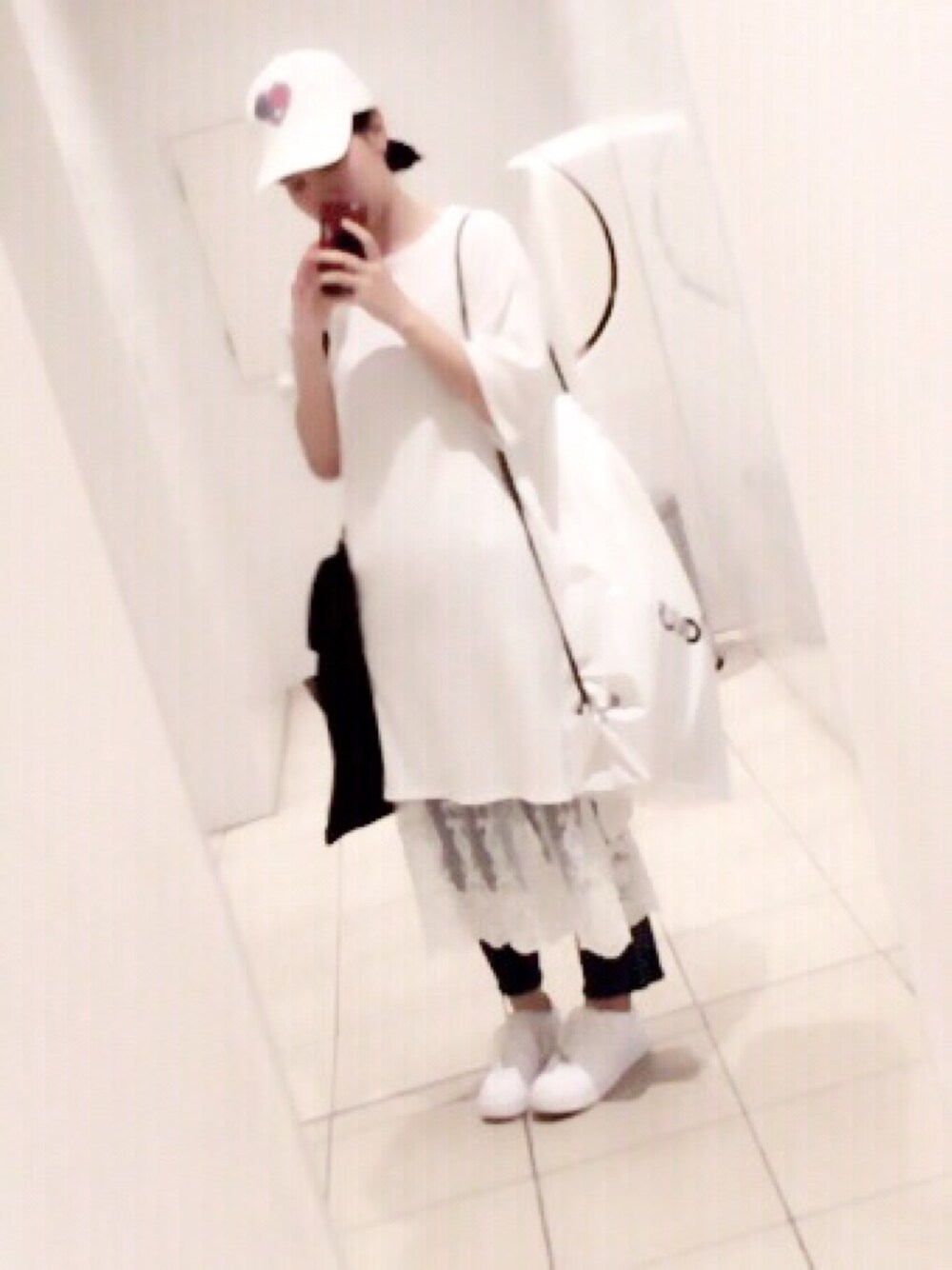 ホワイト系のワンピース、ホワイト系のデニムスカート、ホワイト系のスニーカーを着用したレディースの夏コーディネートの1枚目の写真