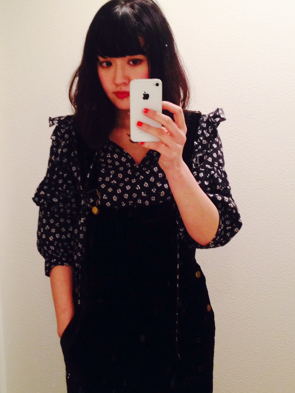 「サロペット、ヴィンテージ」｜「VINTAGEのVintage70'sブラウス（シャツ/ブラウス、ブラック系）」を使った、Sayakaさん（レディース・161cm）の春コーディネートの1枚目の写真