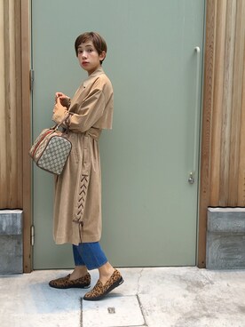 「NERGY（ナージー）のアイテム（トレンチコート）」を使った、ベイカー恵利沙さん（レディース・164cm）の秋コーディネート