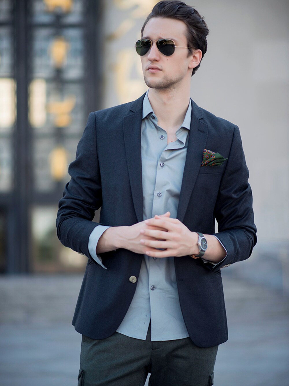 ブルー系のスーツジャケット、グレー系のシャツ/ブラウス、グリーン系のアナログ腕時計を着用したメンズの秋コーディネートの1枚目の写真