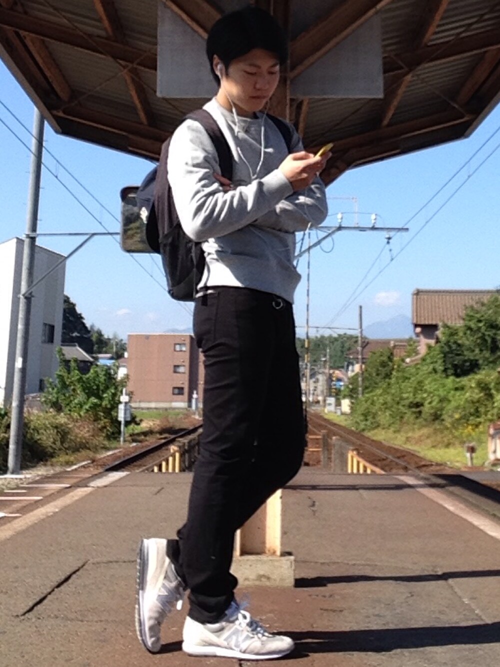 「ユニクロ、チャンピオン、スウェット、ニューバランス、ニクソン(NIXON)、シンプル」｜「Championの【Champion/チャンピオン】テリーフリースプルオーバー（スウェット、グレー系）」を使った、くりたか。さん（メンズ・170cm）の秋コーディネートの1枚目の写真