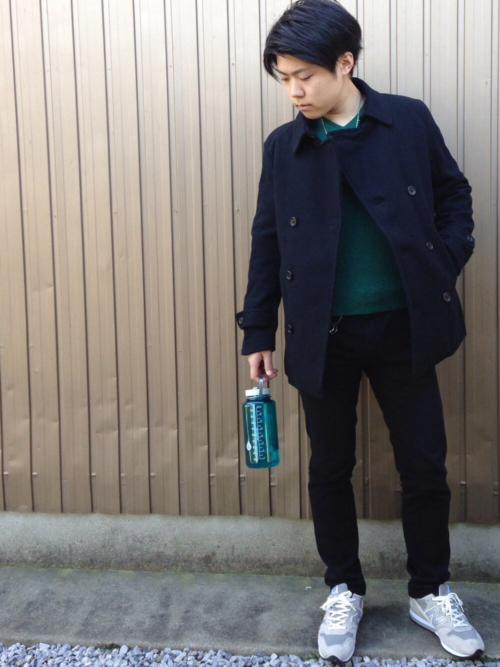 「UNIQLO、ロングコート、クロスキニー、グリーンニット」｜「UNIQLOのアイテム（モッズコート、ブラック系）」を使った、くりたか。さん（メンズ・170cm）の秋コーディネートの1枚目の写真