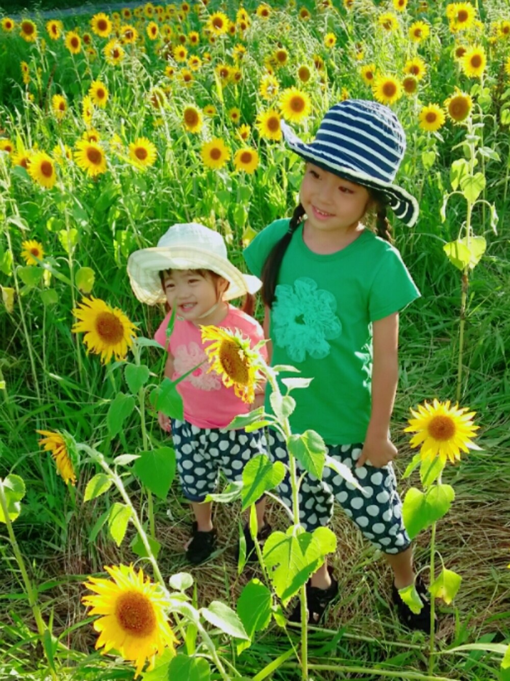 イエロー系のその他、ブラック系のその他、ピンク系のその他を着用したキッズの夏コーディネートの1枚目の写真