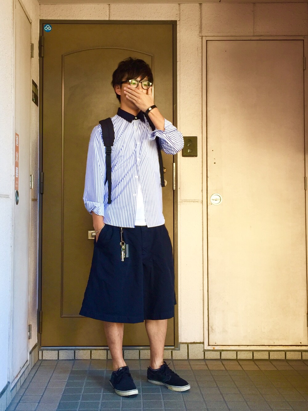 「ギャルソン、めがね、ワイドパンツ、シャツスタイル」｜「COMME des GARCONS SHIRT BOYのアイテム（シャツ/ブラウス、ブルー系）」を使った、バターピーナッツさん（メンズ・170cm）の秋コーディネートの1枚目の写真