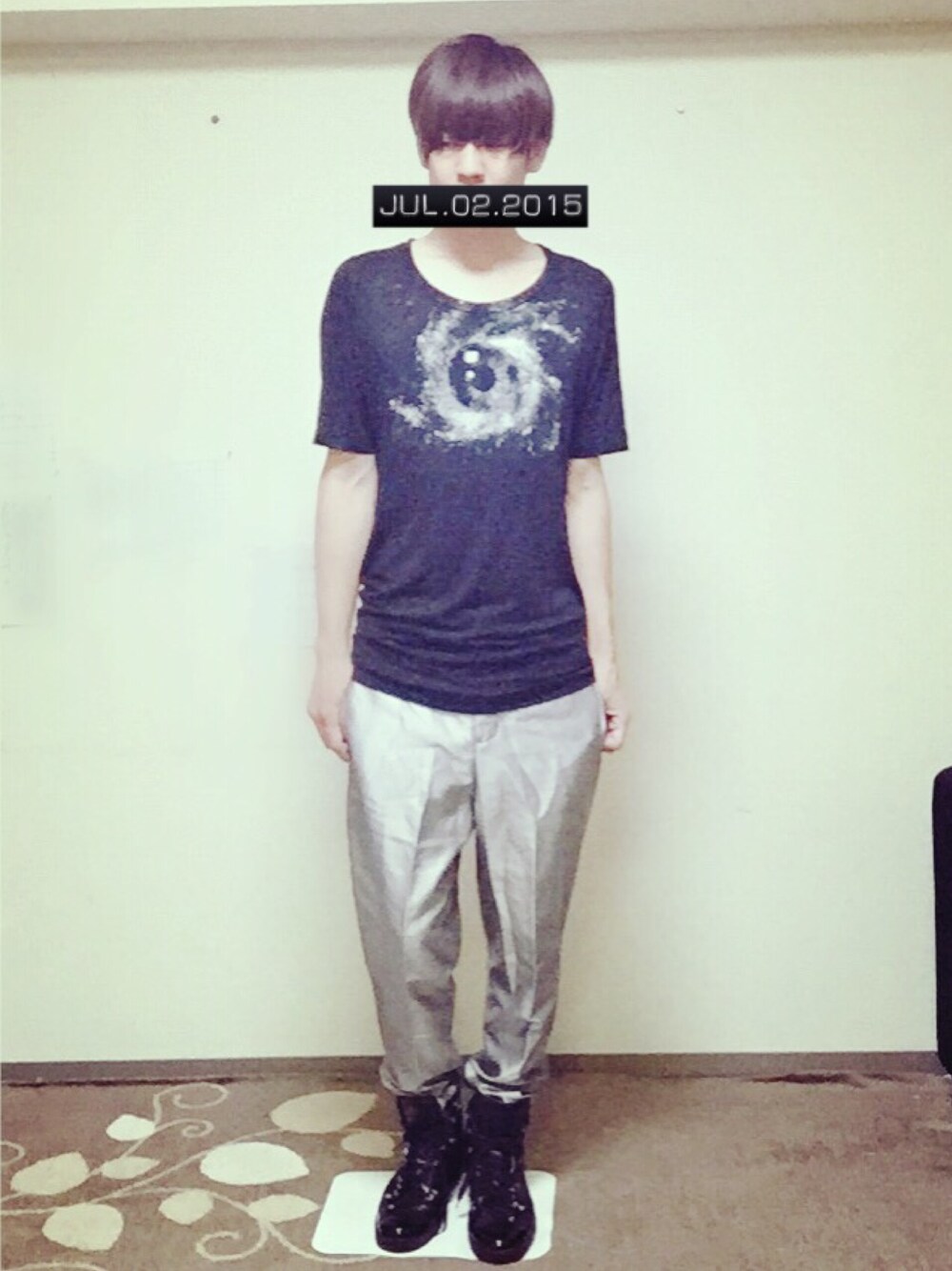 ブラック系のスニーカー、シルバー系のその他パンツ、ブラック系のTシャツ/カットソーを着用したメンズの夏コーディネートの1枚目の写真