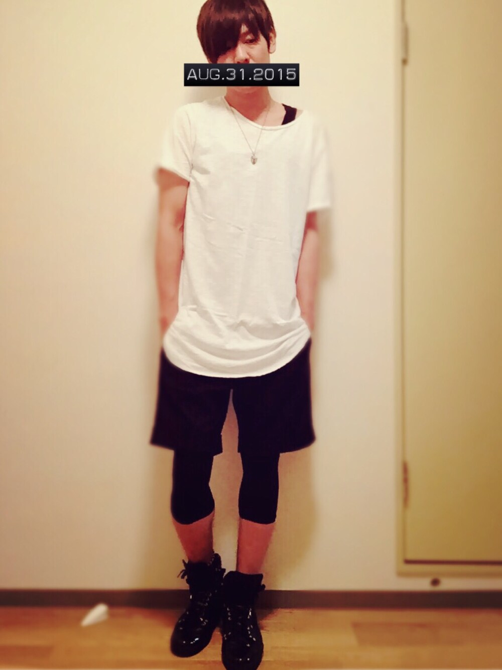 ブラック系のスニーカー、ブラック系のベスト、シルバー系のネックレスを着用したメンズの夏コーディネートの1枚目の写真