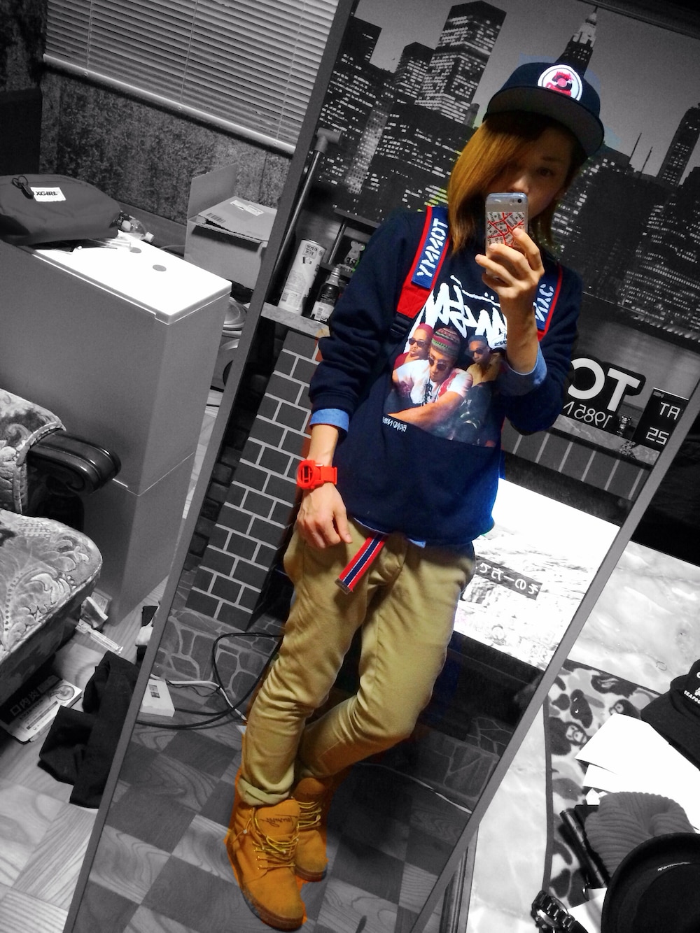 「トレーナー、スエット、ベージュのチノパン」｜「STUSSYのStussy x Stones Throw Our Viny（キャップ）」を使った、TOMATOさん（メンズ・158cm）の冬コーディネートの1枚目の写真