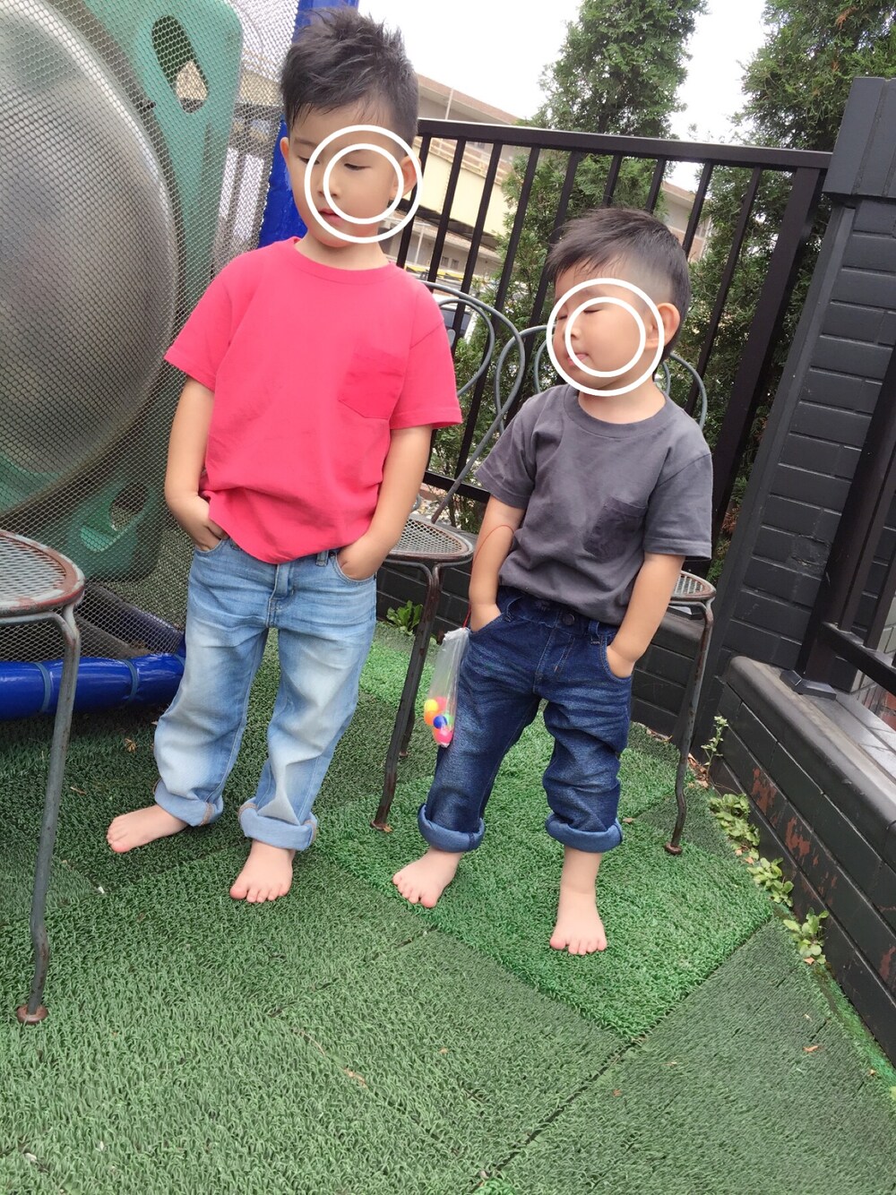 ブラック系のTシャツ/カットソー、ブルー系のその他パンツ、ブルー系のその他パンツを着用したキッズの夏コーディネートの1枚目の写真