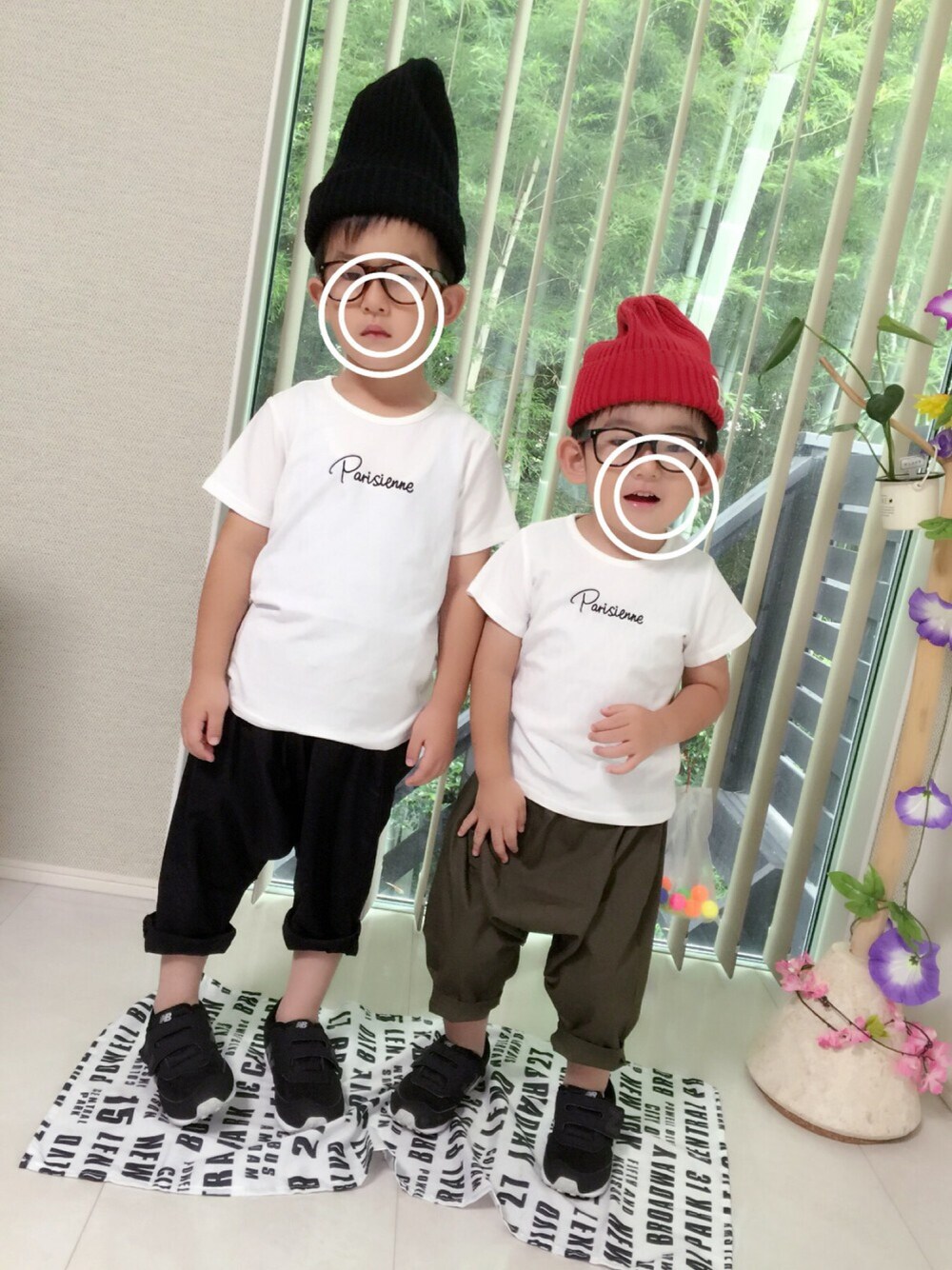 ホワイト系のTシャツ/カットソー、ブラック系のその他パンツ、ブラック系のスニーカーを着用したキッズの夏コーディネートの1枚目の写真