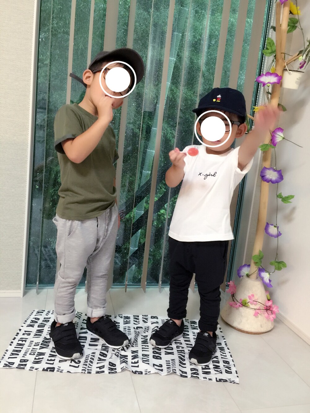 ホワイト系のTシャツ/カットソー、ブラック系のその他パンツ、ブラック系のスニーカーを着用したキッズの夏コーディネートの1枚目の写真