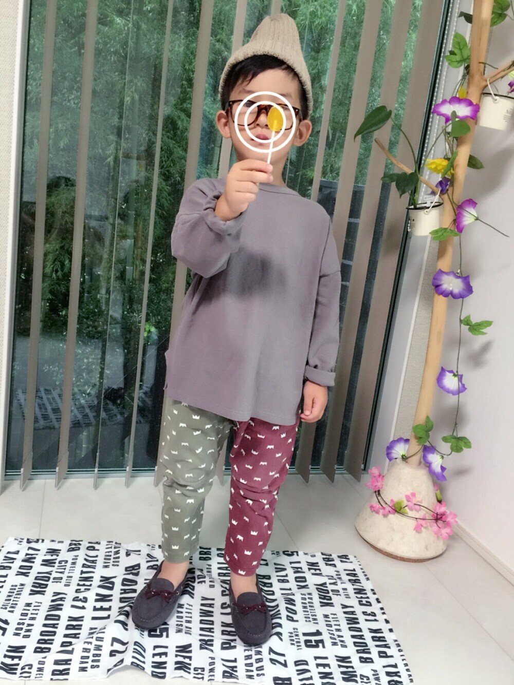 グレー系のTシャツ/カットソー、その他のパンツ、グレー系のシューズを着用したキッズの夏コーディネートの1枚目の写真