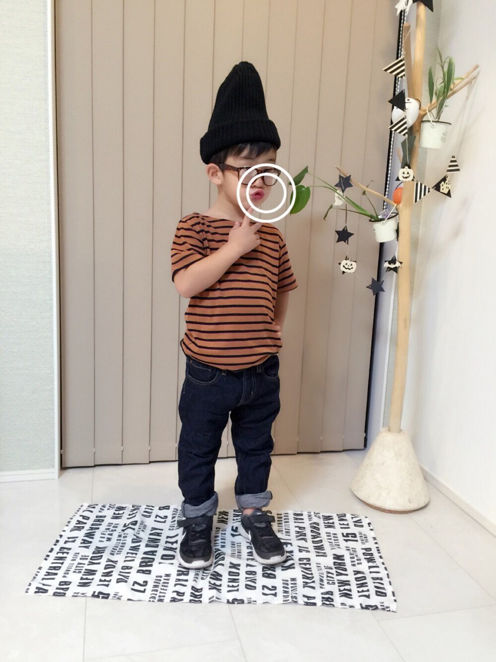 レッド系のTシャツ/カットソー、ブルー系のデニムパンツ、ブラック系のスニーカーを着用したキッズの秋コーディネートの1枚目の写真