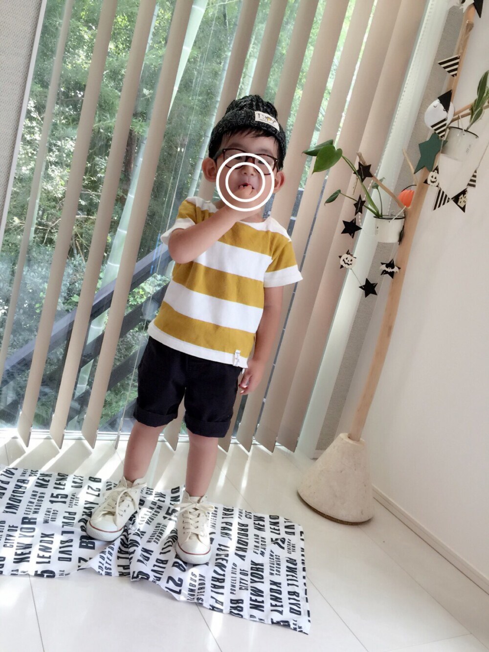 ホワイト系のTシャツ/カットソー、ブラック系のパンツ、ホワイト系のスニーカーを着用したキッズの秋コーディネートの1枚目の写真
