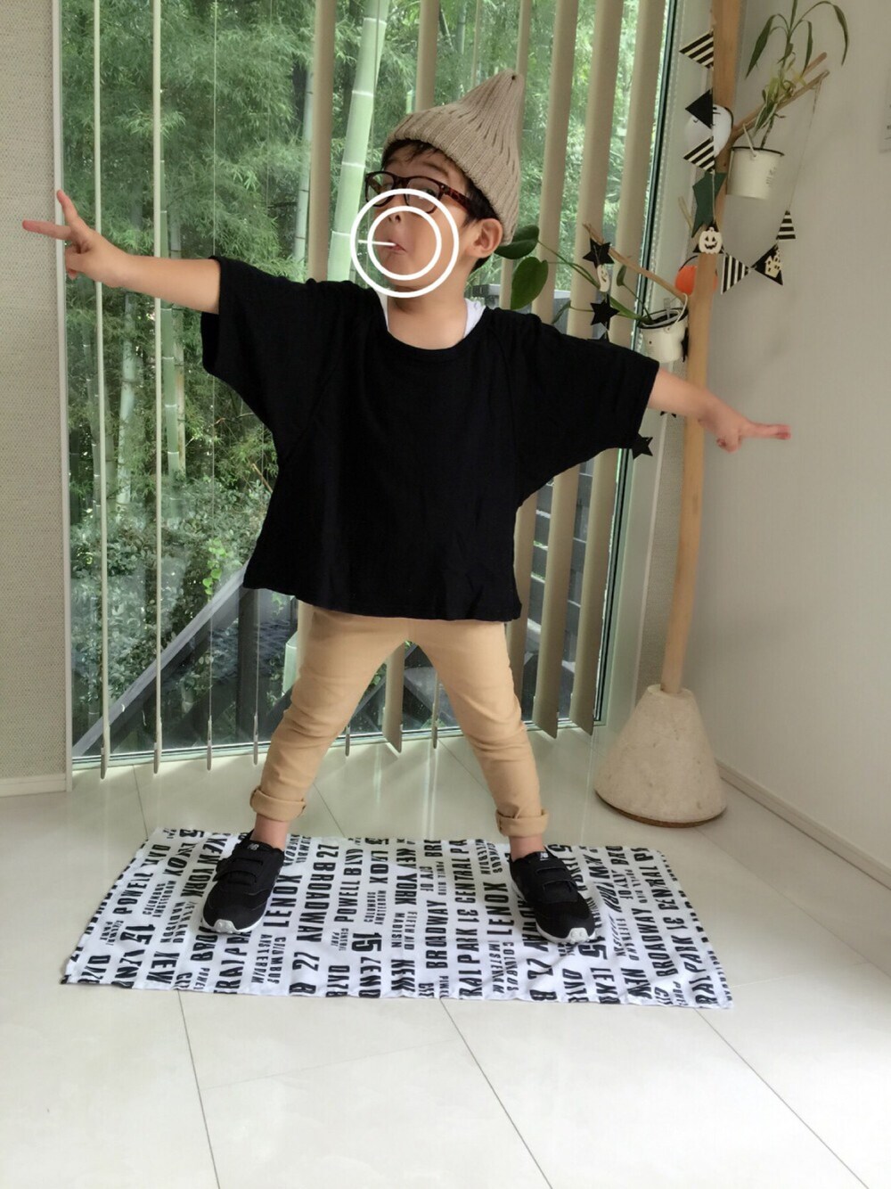 ブラック系のスウェット、ベージュ系のその他パンツ、ブラック系のスニーカーを着用したキッズの秋コーディネートの1枚目の写真