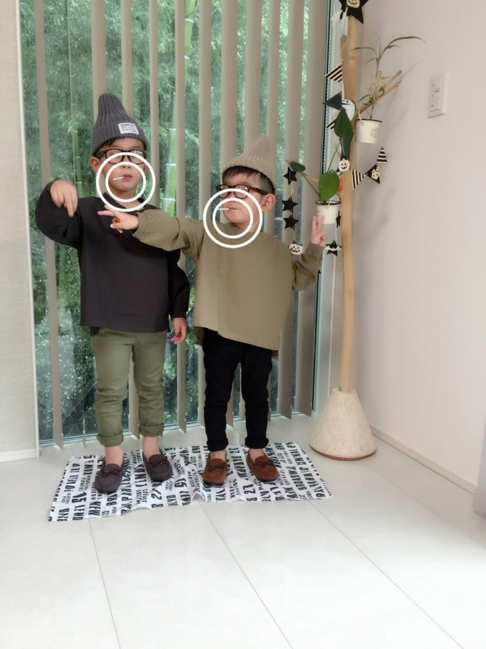 グレー系のシャツ/ブラウス、グリーン系のその他パンツ、ブラック系のその他パンツを着用したキッズの秋コーディネートの1枚目の写真