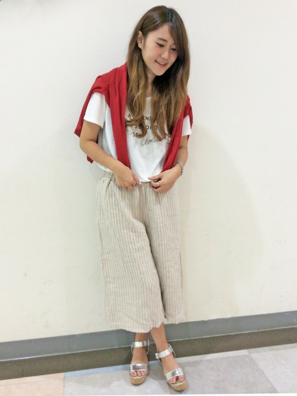 その他のカーディガン/ボレロ、ホワイト系のTシャツ/カットソー、ホワイト系のその他パンツを着用したレディースの夏コーディネートの1枚目の写真