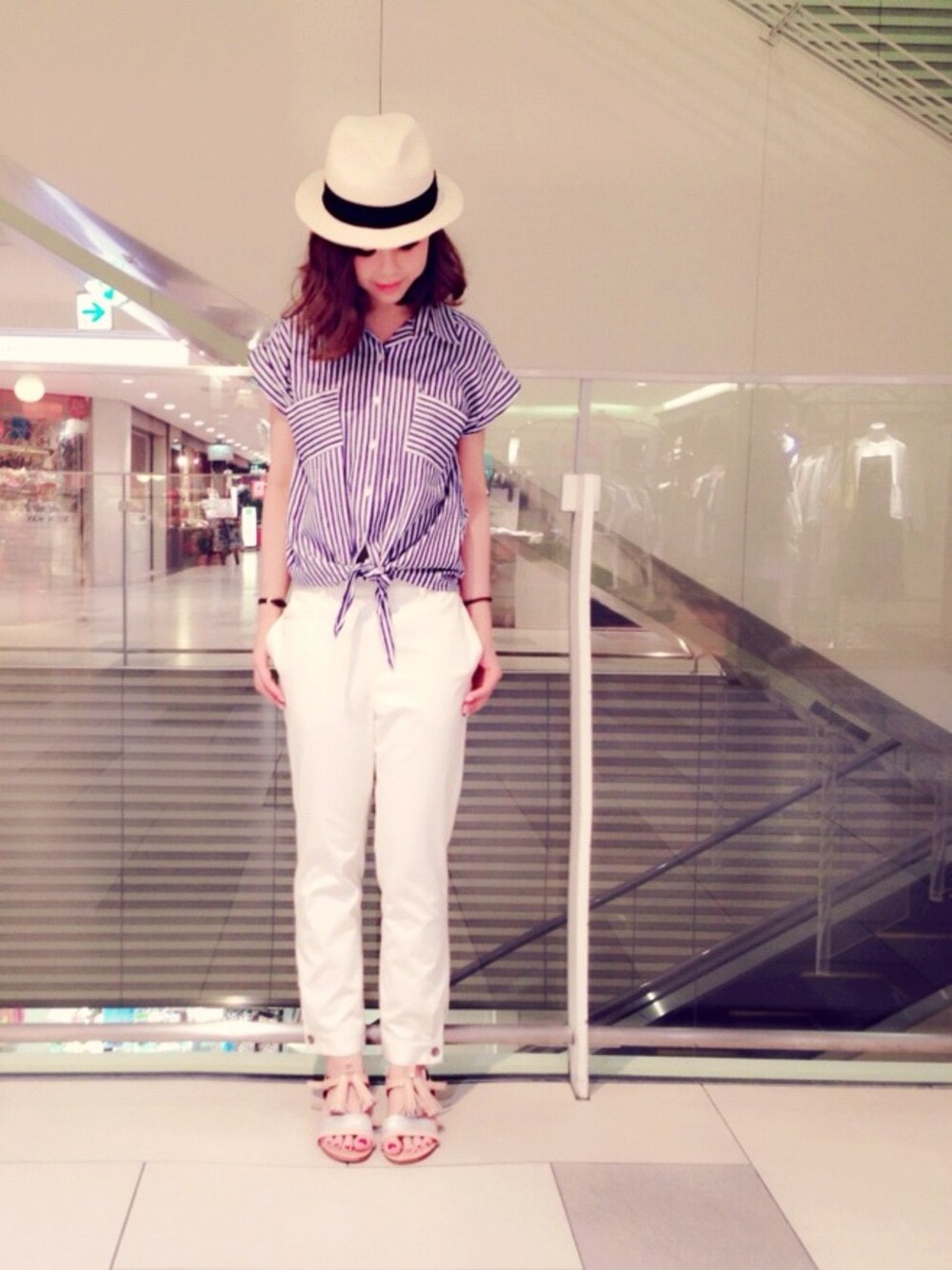「ストライプシャツ、マリン、ホワイトパンツ、ストローハット、足長効果」｜「KATHARINE ROSSのストライプシャツ
（シャツ/ブラウス、ブルー系）」を使った、megmiさん（レディース・154cm）の夏コーディネートの1枚目の写真