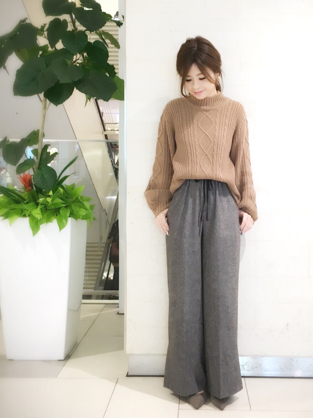 「大人カジュアル、カジュアル、ニット、ワイドパンツ」｜「KATHARINE ROSSのアイテム（ニット/セーター、ブラウン系）」を使った、megmiさん（レディース・154cm）の冬コーディネートの1枚目の写真