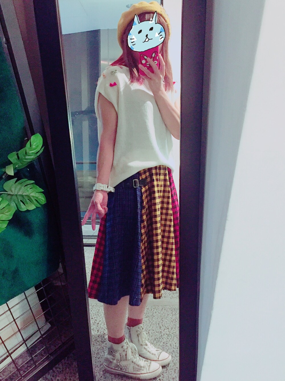 ホワイト系のニット/セーター、レッド系のスカート、ホワイト系のスニーカーを着用したレディースの秋コーディネートの1枚目の写真