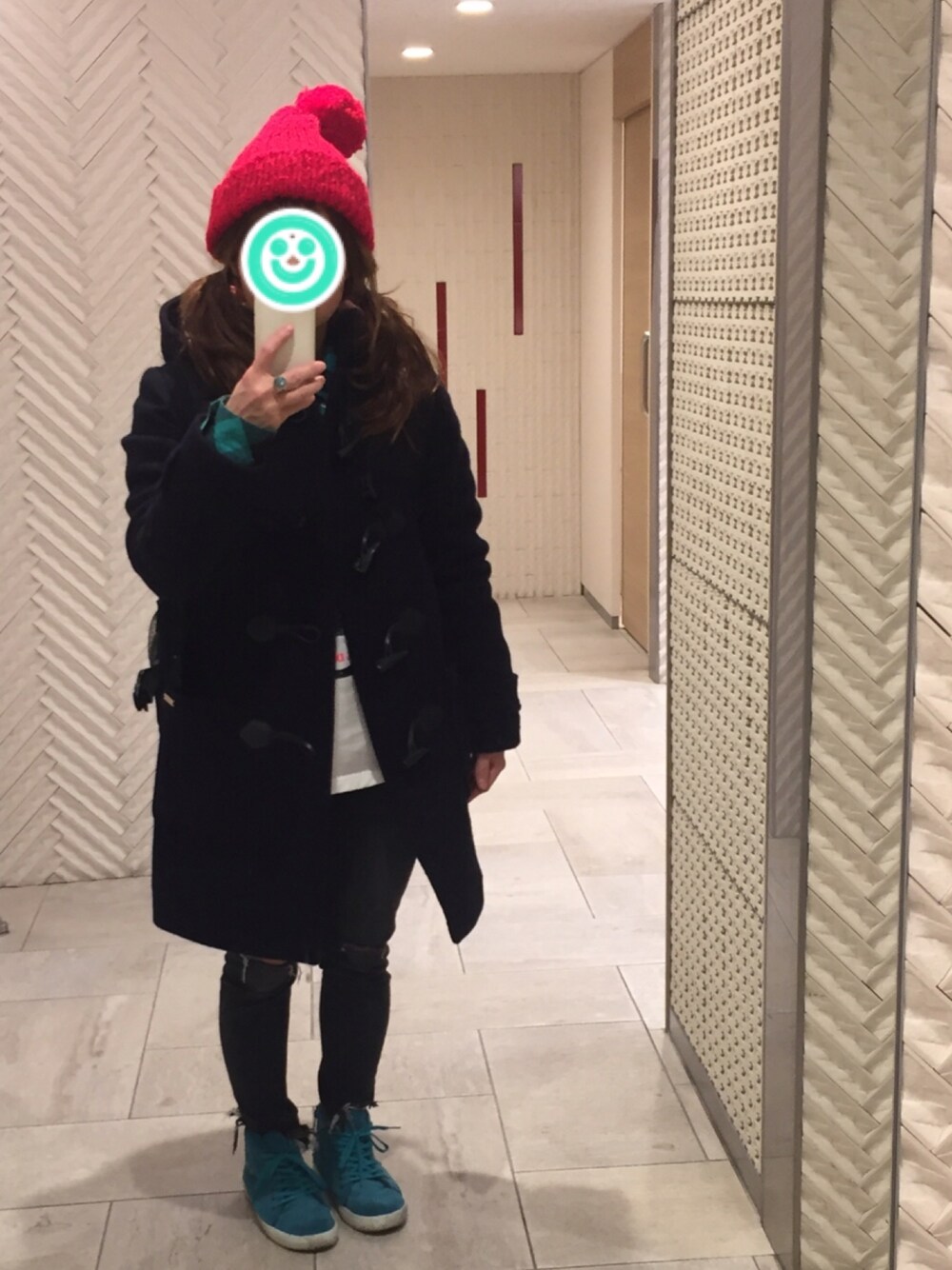 ブルー系のダッフルコート、ホワイト系のTシャツ/カットソー、ブラック系のデニムパンツを着用したレディースの秋コーディネートの1枚目の写真