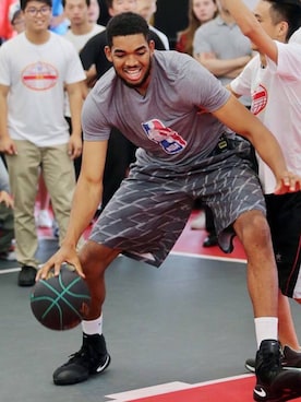 「アイテム（その他シューズ）」を使った、Karl Anthony Townsさん（メンズ・211cm・20代）の秋コーディネート