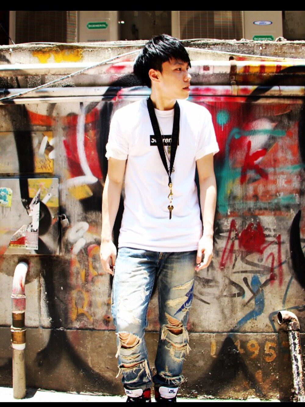 「fragment designのアイテム（デニムパンツ、ブルー系）」を使った、Kyle  Mokさん（メンズ・170cm）の冬コーディネートの1枚目の写真