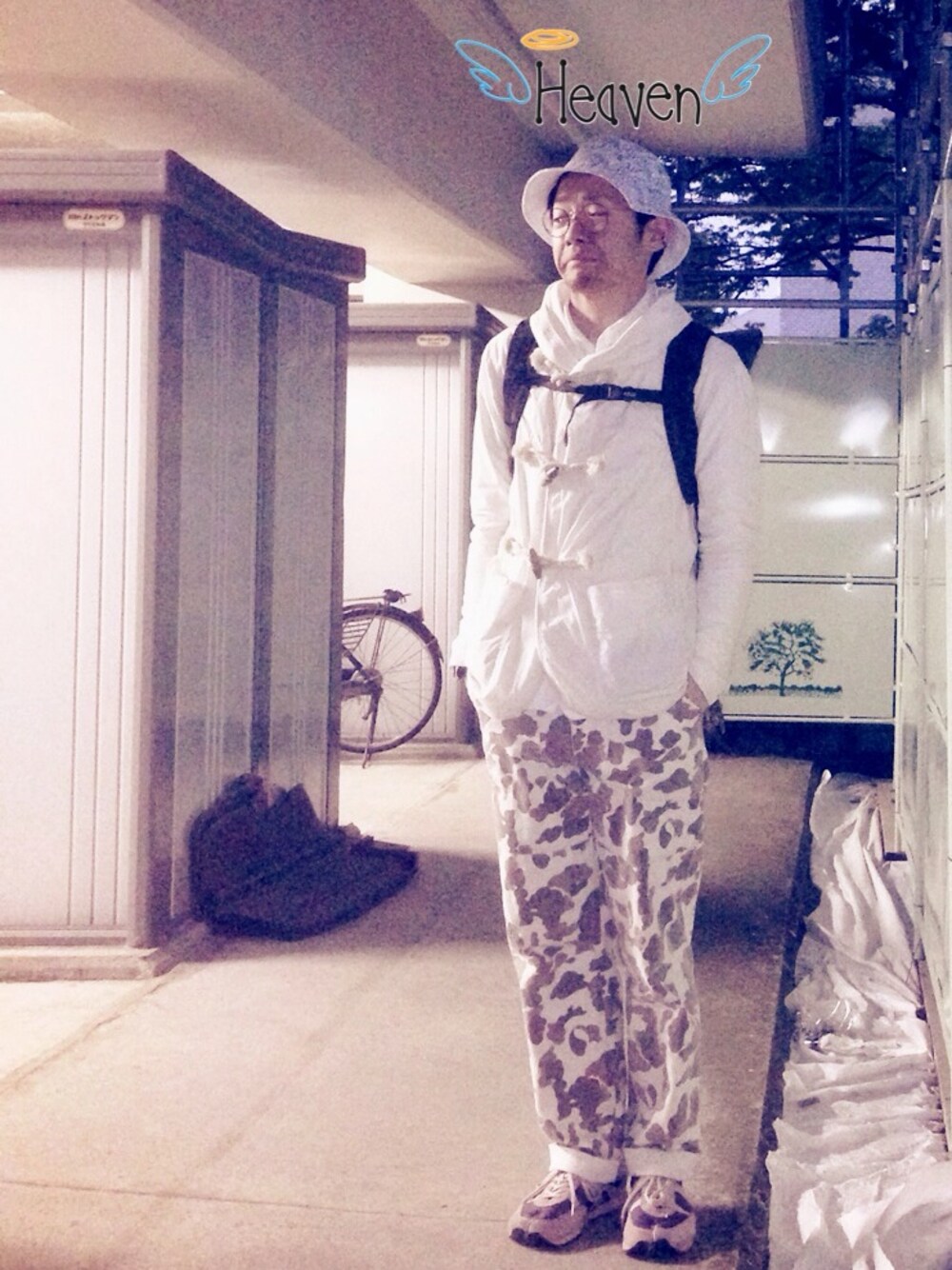 ピンク系のスニーカー、ホワイト系のその他パンツ、ホワイト系のその他アウターを着用したメンズの春コーディネートの1枚目の写真