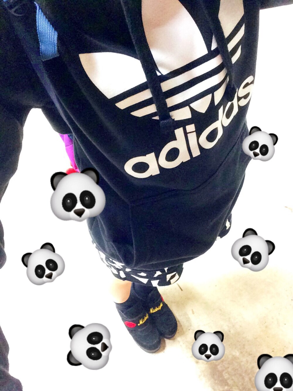 「ブラック、黒、雨の日、秋、ちょっと早すぎた、冬でもいけそう」｜「adidasのアイテム（スウェット、ブラック系）」を使った、 ☁️ エ リ カ ☁️さん（レディース・159cm）の秋コーディネートの1枚目の写真